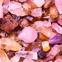 Passender Naturstein für Schmuck mit verschiedenen bunten Kristallen und Mineralien.