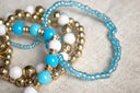 Armbänder in den Farben gold, blau und weiß aus Natursteinperlen