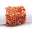 Handgemachtes Karneol Armband aus Naturstein Splitter in warmen Orangetönen, einzigartig und elegant.