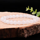 Armband aus weißen Selenit Perlen I Größe L