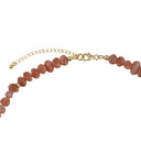 Vergoldetes Collier mit Sonnenstein, nahaufnahme des Verschlusses und Verlängerungskettchens.