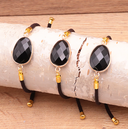 Verstellbares Armband mit Stein-Medaillon in Schwarz, besonders elegantes Design, ideal für jeden Anlass.